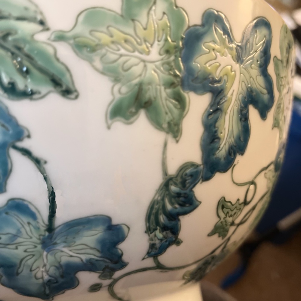 Asian Bowl with Bas-Relief Design of Ivy Leaves - Picture 7 of 12